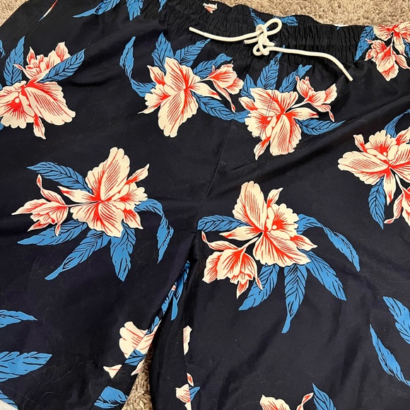 {old navy} NWT men’s floral swimsuit - Picture 2 of 7